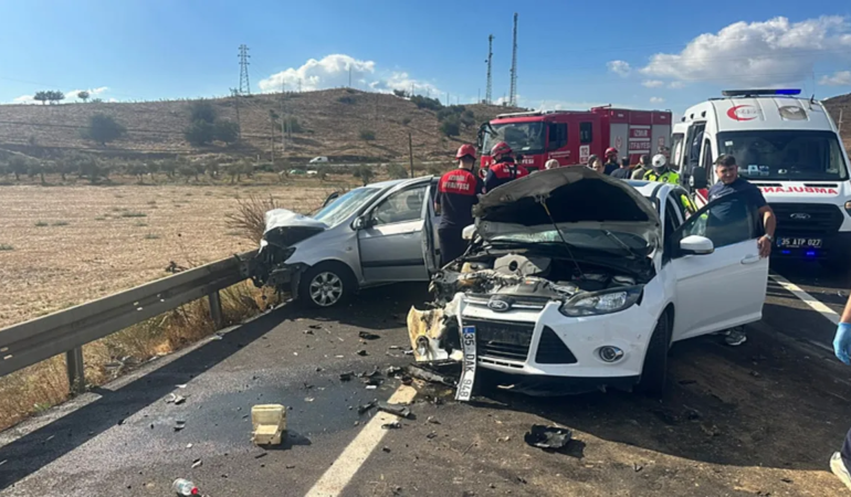 İzmir’de korkunç kaza! İki otomobil çarpıştı: 1’i çocuk 6 kişi yaralandı