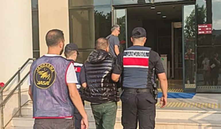 60 ayrı suçtan aranıyordu! İzmir’de JASAT ekibi tarafından kıskıvrak yakalandı.