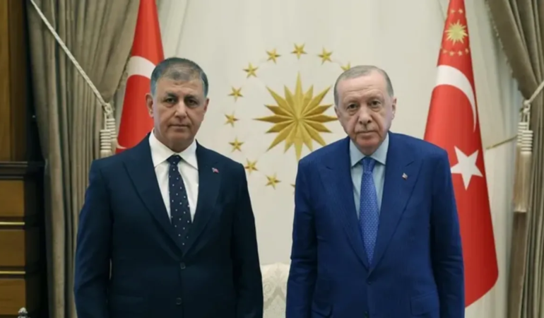 Başkan Erdoğan yerel yönetim üzerine konuştu: İzmir Büyükşehir Belediye Başkanı Cemil Tugay Külliye’de ağırlandı.