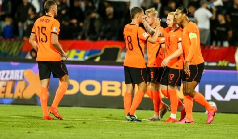 Hollanda, Meerdink’in golleriyle Sırbistan’ı 2-1 mağlup etti.