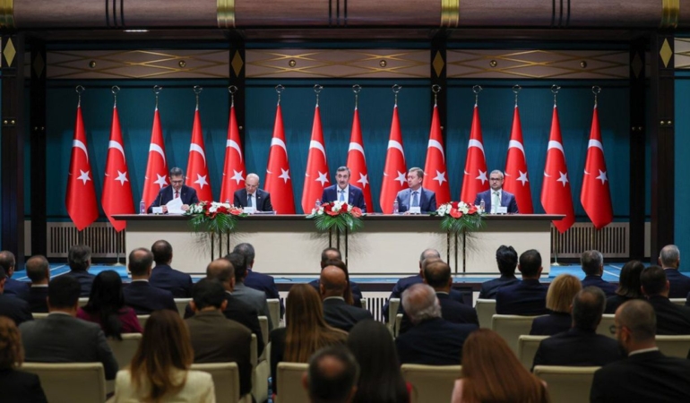 Büyüme düşüşte, enflasyon yükseliyor.
