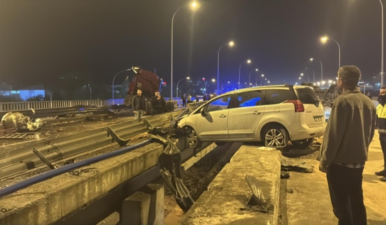 Afyonkarahisar’da tuğla taşıyan bir tır ile üç otomobilin çarpışması yaşandı.