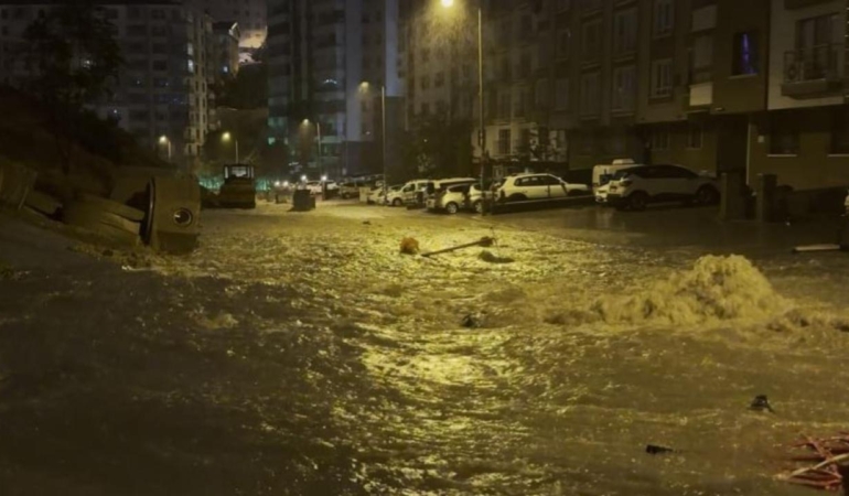 Ankara’da etkili yağışlar sonrası rögarlar taştı, birçok ev suyla doldu.