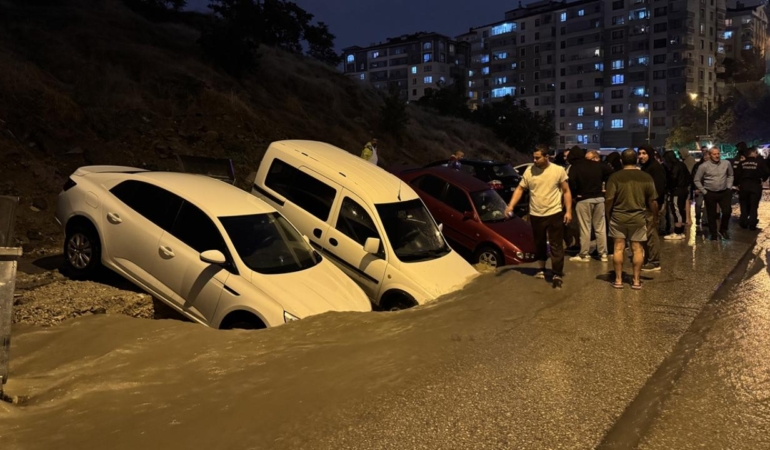 Keçiören’de sağanak yağış nedeniyle yol çöktü