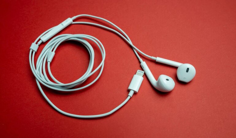 Apple’ın kablolu kulaklıklarını almak hâlâ akla yatkın mı?