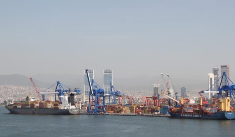 Türkiye’nin komşularına yapılan ihracat 18,2 milyar doları geçti.