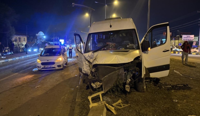 Bartın’da minibüs ve hafif ticari araç çarpıştı: 21 yaralı