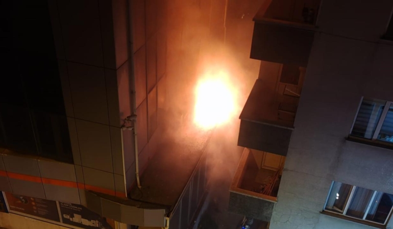 Beykoz’daki 7 katlı ticari binada yangın meydana geldi