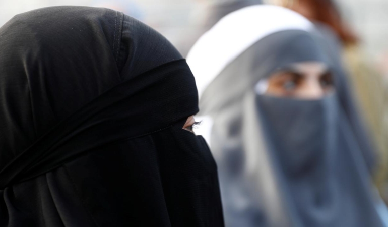 İspanya’nın Lleida kentinde kamu alanlarında burka ve nikap kullanımı yasaklandı.