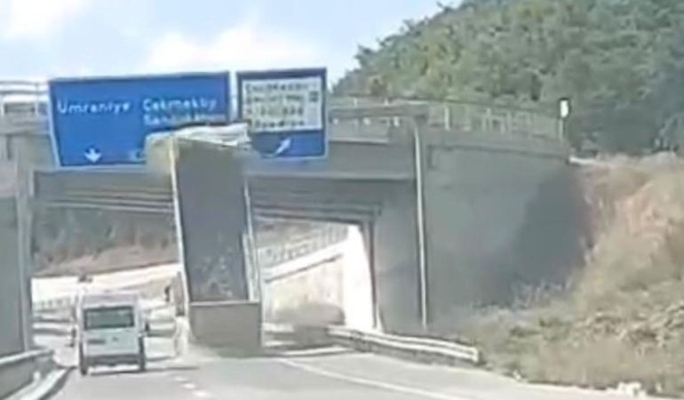 Çekmeköy’de dorsesi açık olan hafriyat kamyonu üst geçide çarptı.