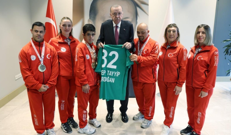Cumhurbaşkanı Erdoğan, Türkiye Özel Sporcular Spor Federasyonu yetkililerini ağırladı.