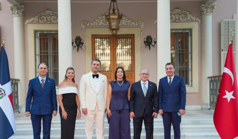 Dominik Cumhuriyeti’nin Yeniden Kuruluş Günü İzmir’de Coşkuyla Kutlandı