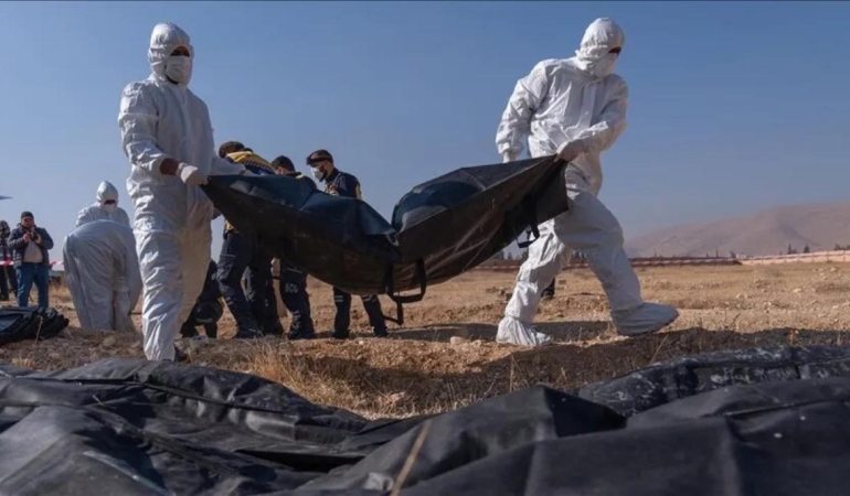 Suriye’de devrilen Esed rejiminin askeri karargahında büyük bir toplu mezar tespit edildi.
