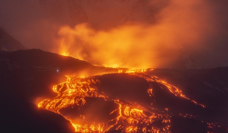Etna Yanardağı’nın kül püskürtmeleri hava ulaşımını olumsuz etkilemeye devam ediyor.