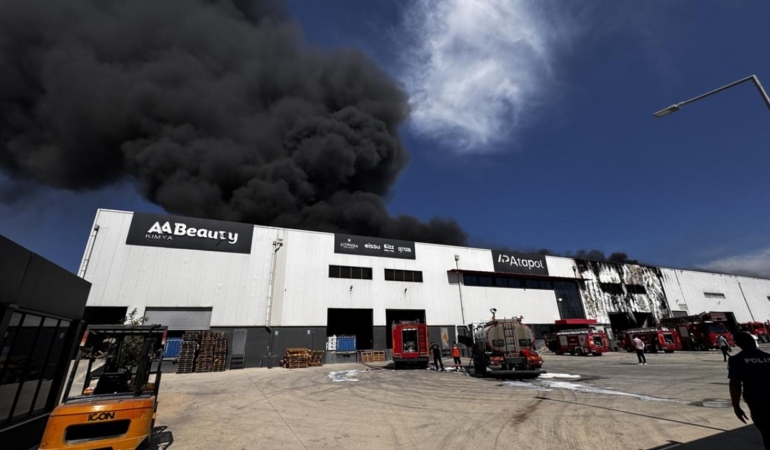Mersin’de bir fabrika alev alev yandı.