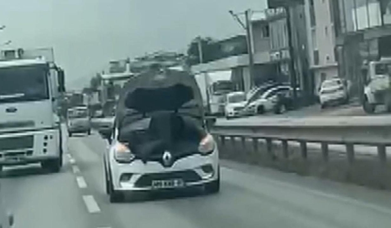 Trafikte dikkat çeken anlar: Hareket halindeki araçta onarım işlemi