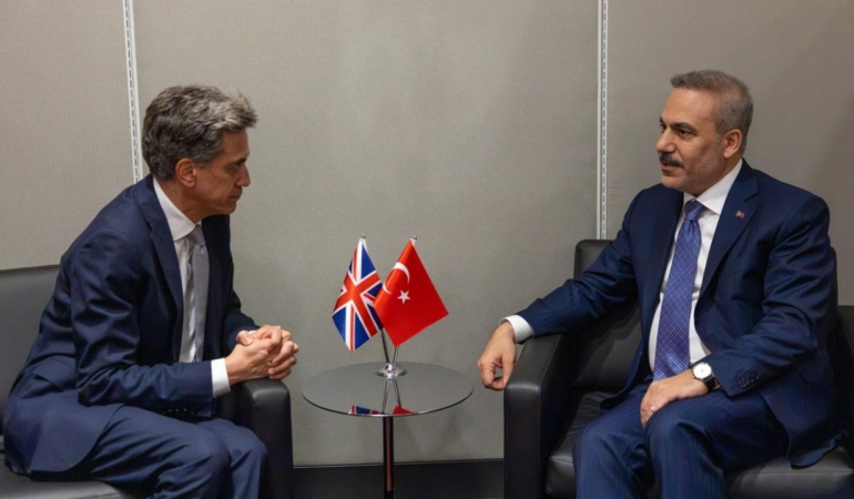 Dışişleri Bakanı Fidan, İngiltere’deki meslektaşıyla bir araya geldi.