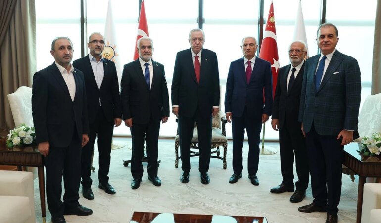 Cumhurbaşkanı Erdoğan, HÜDA PAR Genel Başkanı Yapıcıoğlu’nu ağırladı.