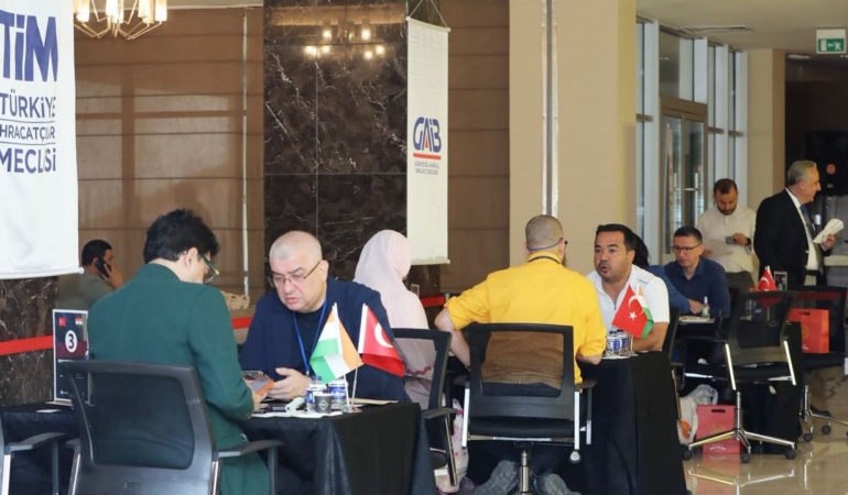 Hindistanlı kuru meyve satıcıları, Gaziantep’te Türk tedarikçilerle bir araya geldi.