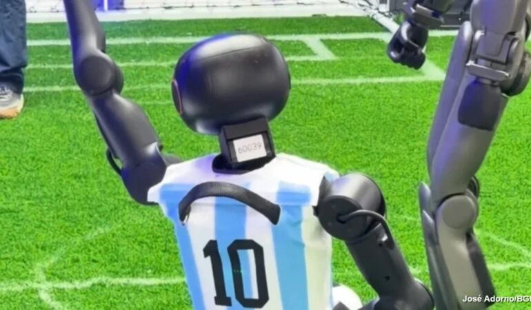 IFA 2026’nın Dikkat Çeken Robotları: Biri Dövüşüyor, Diğeri Yazı Yazıyor