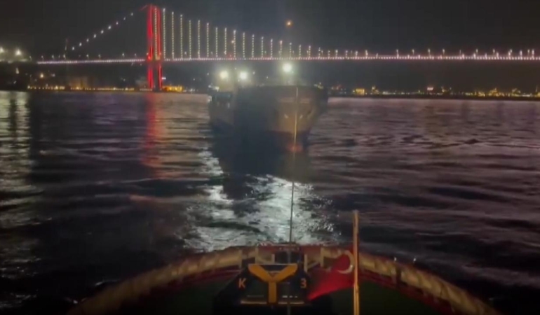 İstanbul Boğazı’nda makine arızası yaşayan gemi başarılı bir şekilde kurtarıldı.