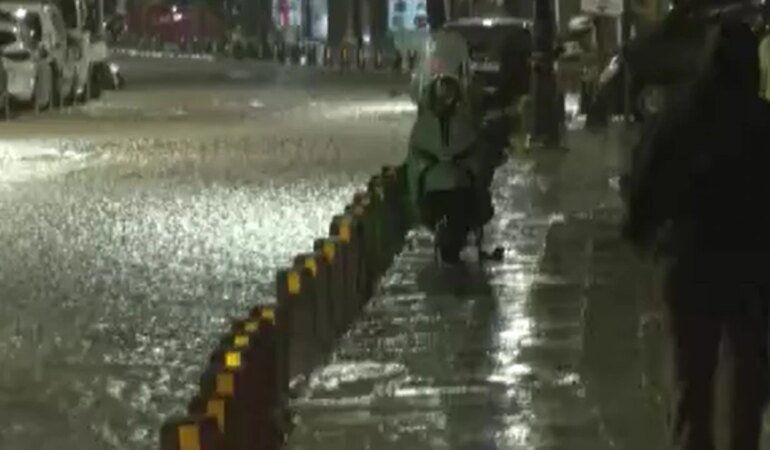 İstanbul’da Yağışlar Nedeniyle Yollar Su İçinde Kaldı