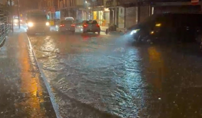 İstanbul’da şiddetli yağışlar yaşandı: Toprak kaymaları meydana geldi, yollar suyla doldu.