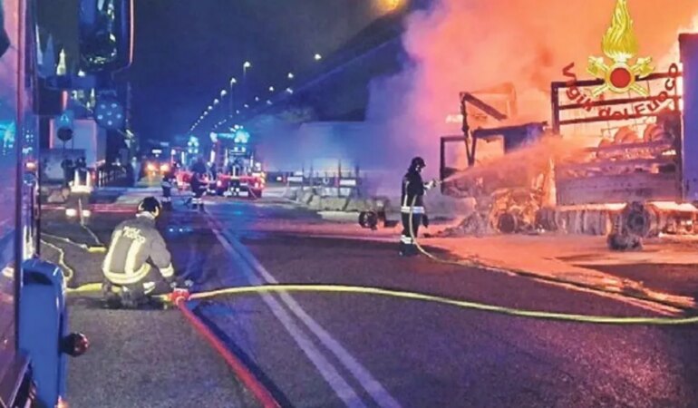 İtalya’nın Trieste Limanı’nda İzmir plakalı TIR’ların alev alması olayı yaşandı.