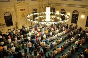 izmir-cuma-namazi-saati-4-eylul-2026-diyanet-izmir-ogle-ezani-saat-kacta-okunuyor-1788503435162.jpeg