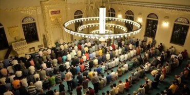 izmir-cuma-namazi-saati-4-eylul-2026-diyanet-izmir-ogle-ezani-saat-kacta-okunuyor-1788503435162.jpeg