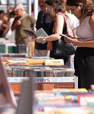 izmir-kitap-fuari-basladi-1789832267125.jpeg