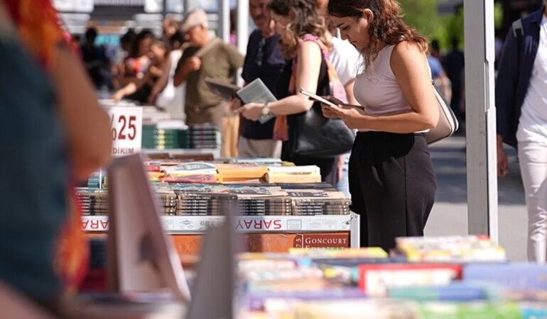 İzmir Kitap Fuarı başladı