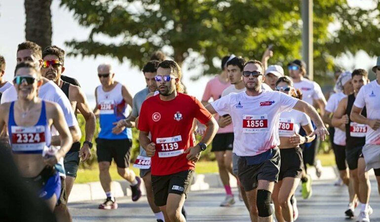 İzmir’de 9 Eylül coşkusu yarı maratonla kutlandı.