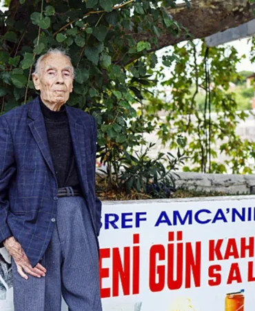 izmirde-bir-devir-kapaniyor-bergamada-esref-amcayi-tanimayan-yok-80-yillik-dukkanina-veda-ediyor-179.webp