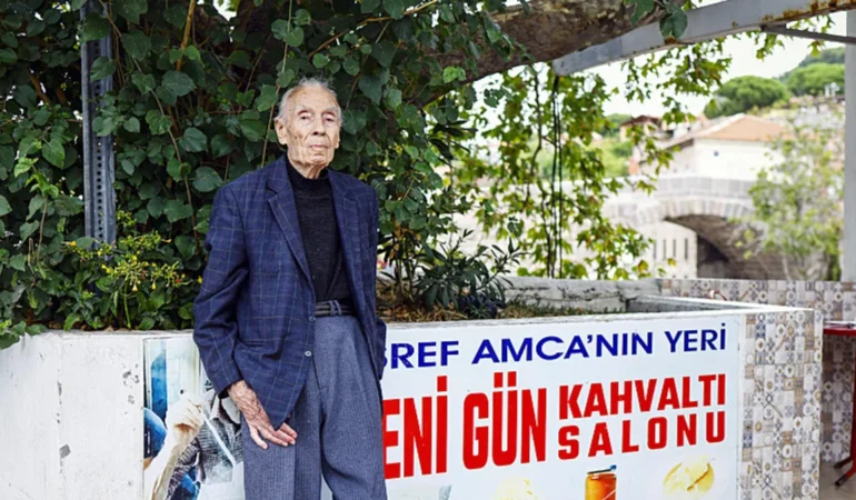 İzmir’de bir dönem sona eriyor! Bergama’da Eşref amcayı tanımayan yok! 80 yıllık dükkanına veda ediyor…