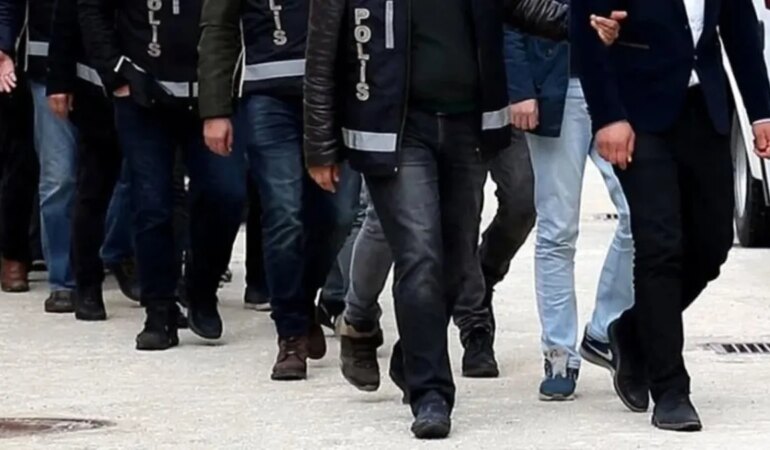 İzmir’de büyük bir operasyon gerçekleştirildi! Farklı suçlar nedeniyle aranan 184 şahıs gözaltına alındı.