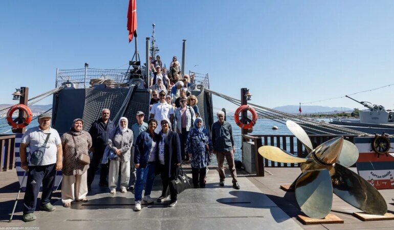 İzmir’de emeklilere yönelik ücretsiz gezi programı başladı.