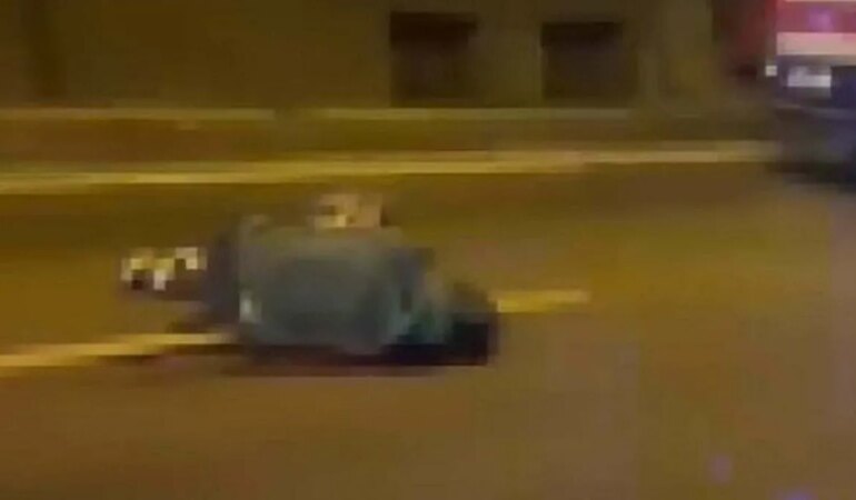 İzmir’de korkunç kaza! Motosiklet bariyerlere çarparak devrildi; 1 kişi hayatını kaybetti.