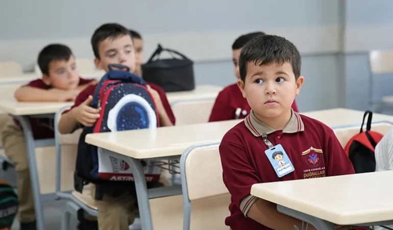 İzmir’de dikkat çeken kardeşler! 11 ay arayla dünyaya geldiler, birlikte okula başladılar.