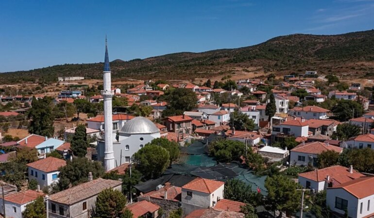 İzmir’in köyü, dünyada en iyiler arasında yer aldı! Ödül, köy meydanına yerleştirildi.