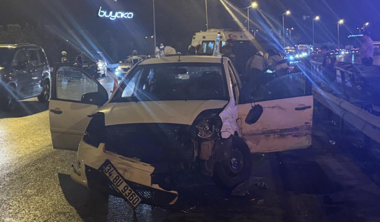 Ümraniye’de meydana gelen zincirleme trafik kazasında 3 kişi yaralandı.