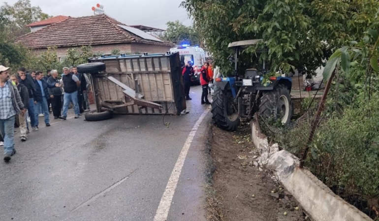 Balıkesir’de traktör römorkunun devrilmesi sonucu 23 kişi yaralandı.