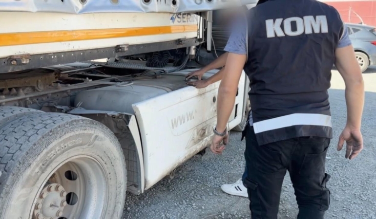 Iğdır’da bir tır dorsesinde 9 ton kaçak akaryakıt ele geçirildi.