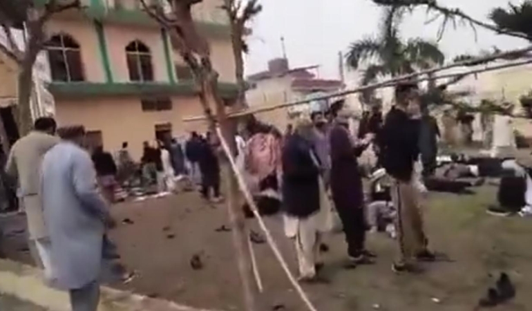 Pakistan’da cami yakınlarındaki patlamalarda ölü sayısı 23’e ulaştı.