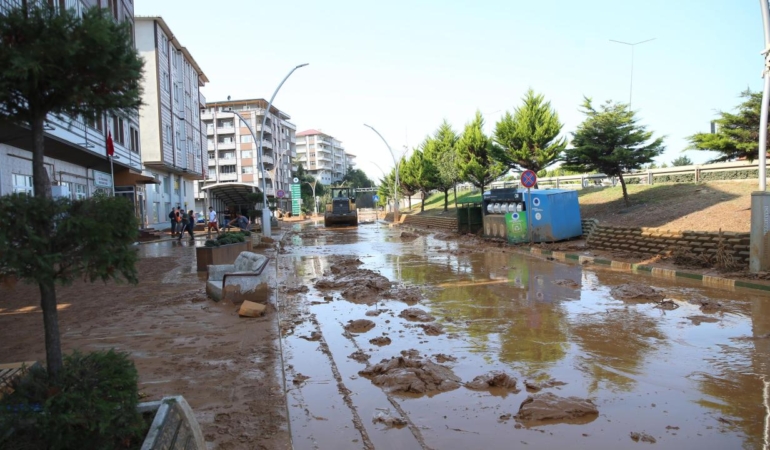 Rize’de sağanak yağışın ardından başlatılan temizlik çalışmaları