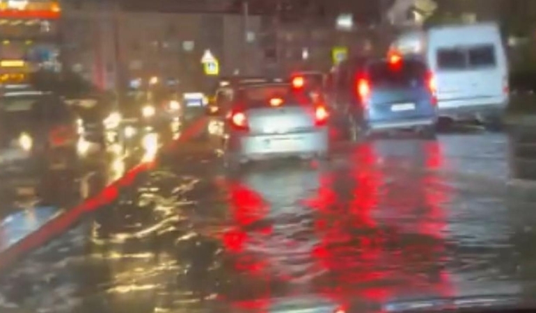 İstanbul’un bazı bölgelerinde şiddetli yağışlar görüldü.
