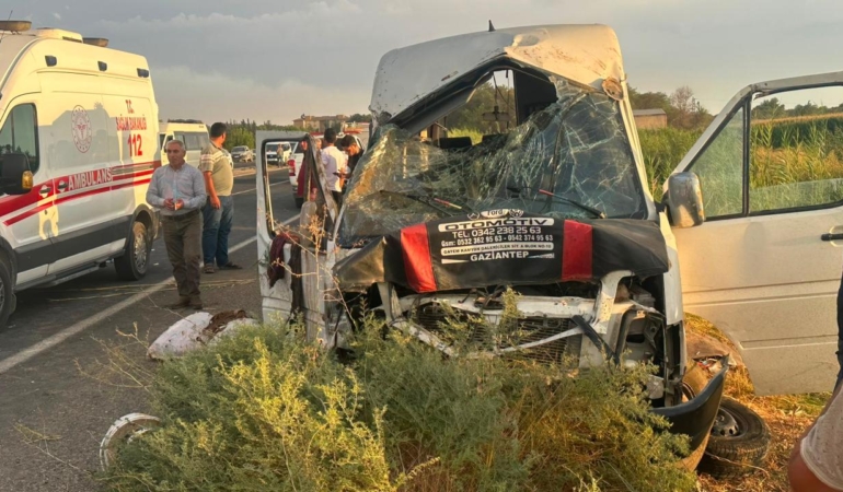Şanlıurfa’da bir minibüs, tahliye kanalına düştü: 15 yaralı