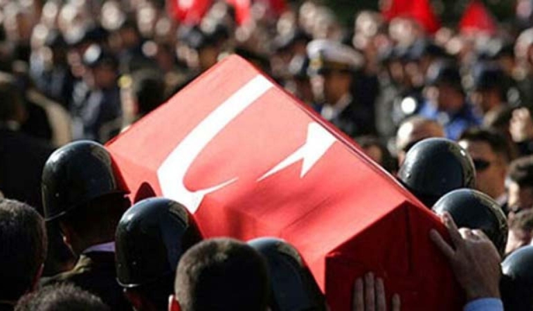 İstanbul’da trafik uygulaması sırasında silahlı saldırıya uğrayan bir polis memuru şehit oldu.