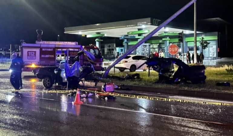Sinop’ta otomobil, aydınlatma direğine çarptı: 1 ölü, 2 yaralı
