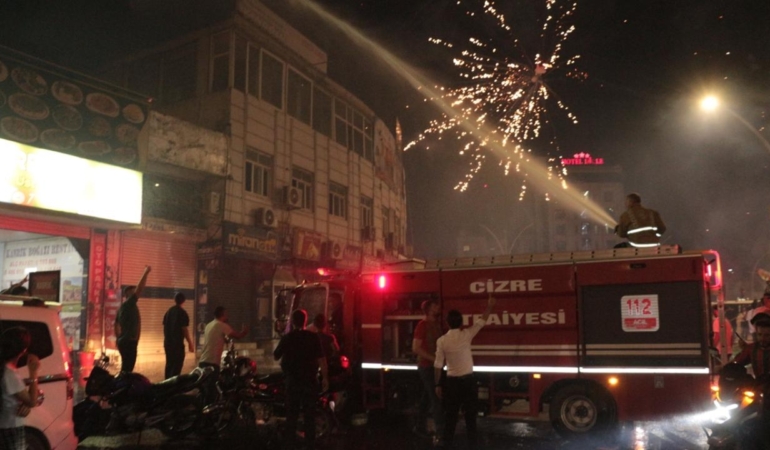 Şırnak’ta havai fişeklerin ateşlenmesi sonucu yangın meydana geldi.